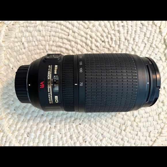 Nikon AF-S VR Zoom-Nikkor 70-300mm F/4.5-5.6G IF-ED - Picture 2 of 3